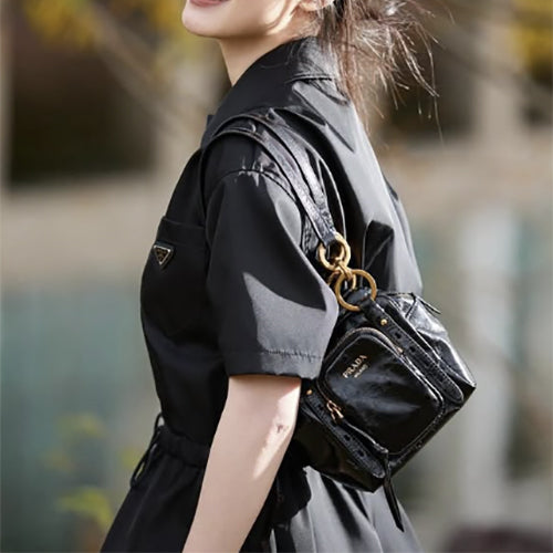 프라다 댕글 가죽 탑 핸들 미니백 블랙