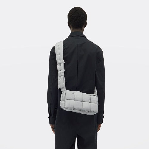 21S/S 보테가베네타 패디드 테크 카세트백 그레이