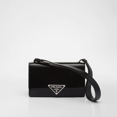 프라다 엠블럼 브러시드 가죽 숄더백 블랙