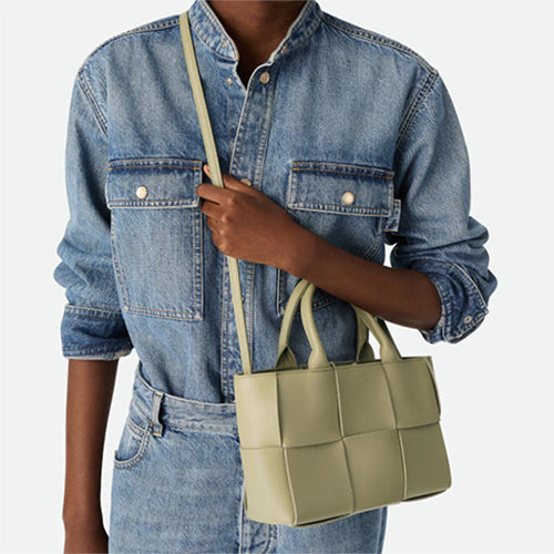 보테가 베네타 미니 아르코 토트백 트래버틴